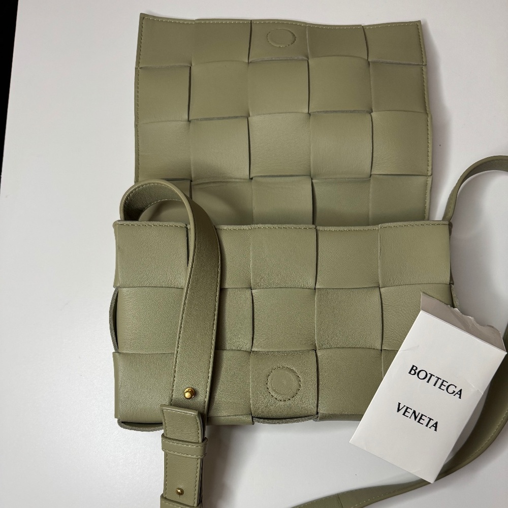 Bottega Veneta’s Shoulder bag cassette purse sage green